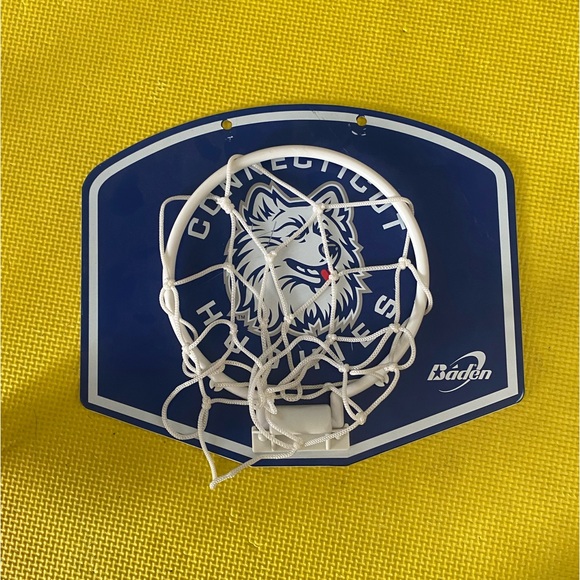 Foldable vintage UCONN basketball hoop - Picture 1 of 4